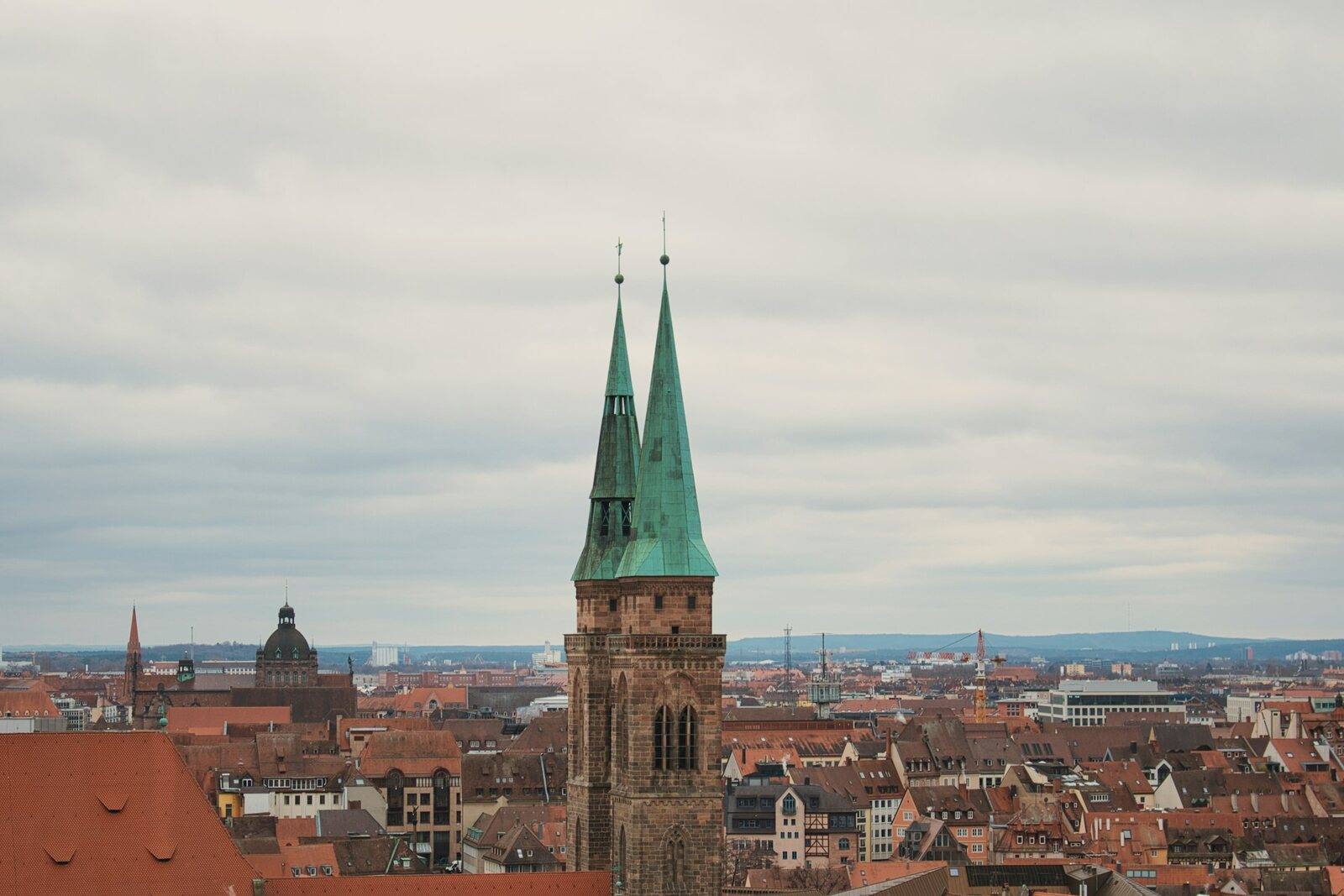 Blick über die Dächer der Nürnberger Altstadt mit Kirchtürmen.